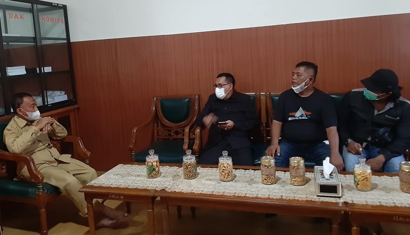 Protes Tarikan SPP, Wali Murid SMA Negeri 1 Gresik Datangi Sekolah