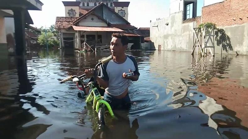 Banjir Rob di Pekalongan Akibatkan Sejumlah Tanggul Sungai Jebol