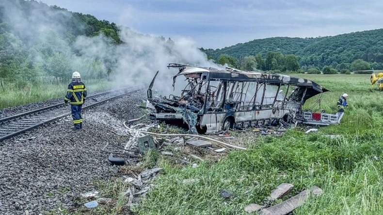 Kereta Api Terjang Bus Kosong hingga Terbakar, Sejumlah Orang Luka