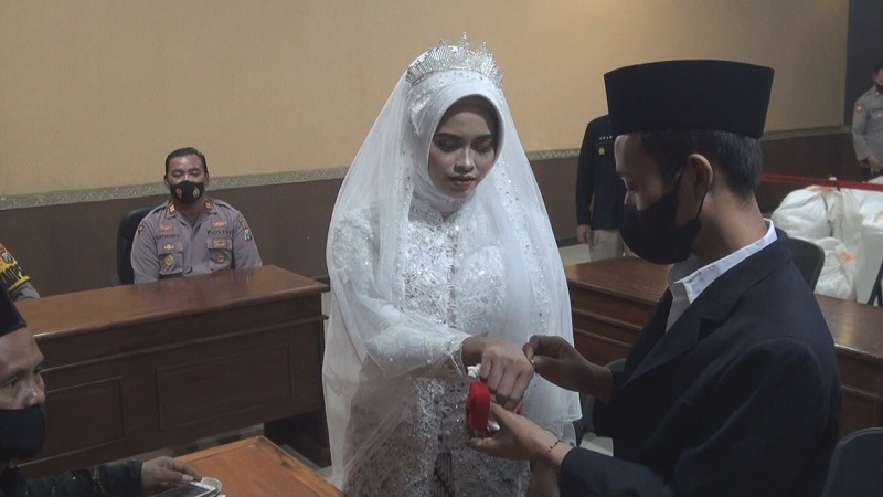 Momen Haru Tahanan Narkoba di Mojokerto Ucapkan Ijab Kabul dalam Penjara