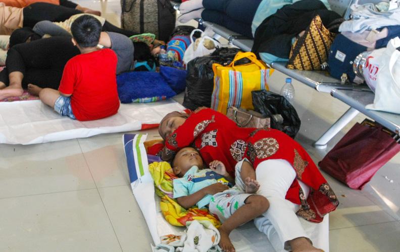 Akses ke Terminal Pelabuhan Tanjung Emas Putus akibat Banjir Rob, Penumpang Kapal Telantar