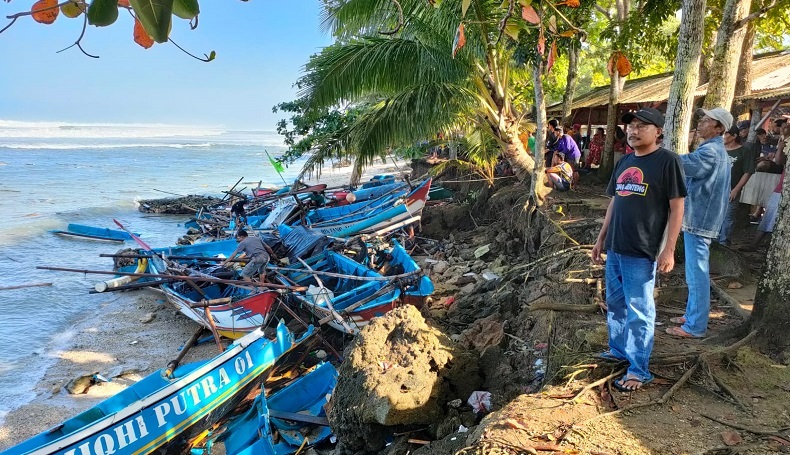 Gelombang Tinggi Hantam Pantai Minajaya Sukabumi, Puluhan Perahu Hancur