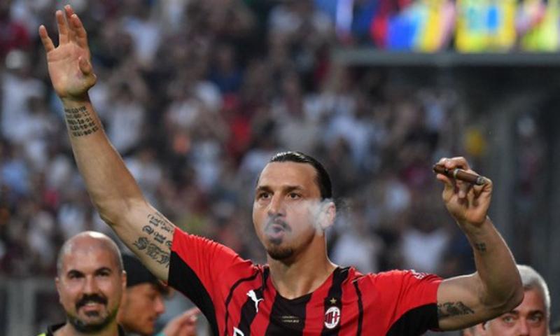 Aksi Tengil Zlatan Ibrahimovic Usai AC Milan Juara: Isap Cerutu hingga Balik Meja