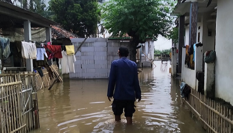 Tak Ada Hujan, Desa Cirumpak di Tangerang Terendam Banjir
