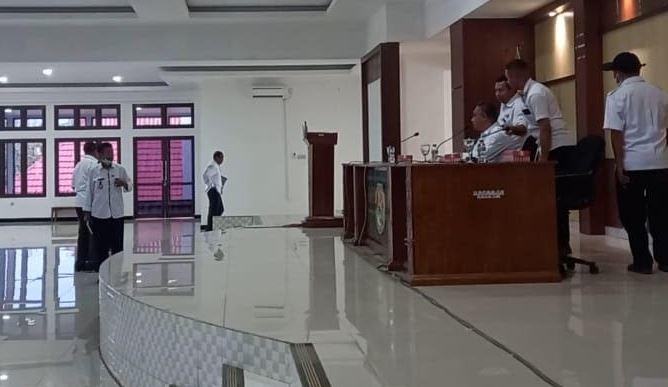 Bupati Sikka Usir Kadis Ketahanan Pangan karena Diduga Main HP saat Rapat