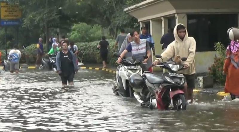  Pelabuhan Tanjung Emas Masih Terendam Banjir Rob, Pekerja Pabrik Nekat Evakuasi Motor