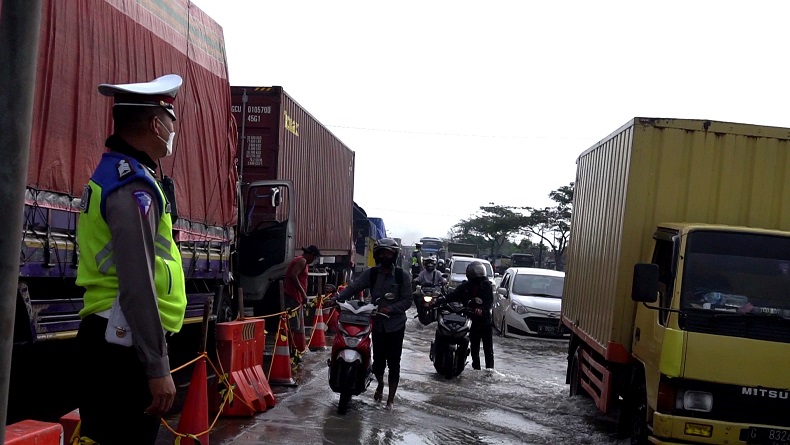 Banjir Meluas ke Jalur Pantura Demak, Sejumlah Sepeda Motor Mogok saat Melintas 