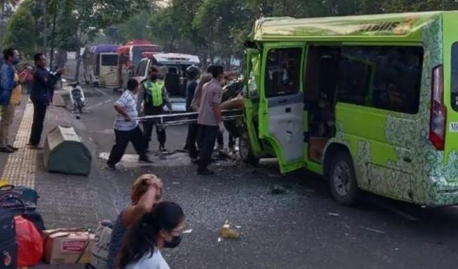 Kecelakaan Maut di Jembrana, Mobil Travel Tabrak Truk Parkir, 1 Tewas