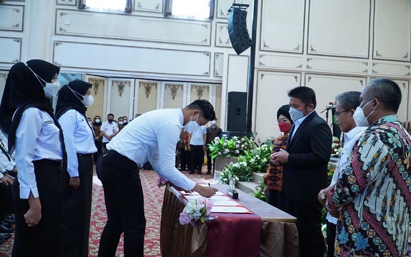 Kukuhkan 1.318 PPPK Guru, Herman Deru Ingatkan Kejujuran dan Integritas