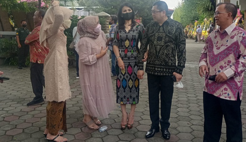 Usai Hadiri Resepsi Nikah Ketua MK-Idayati, Hary Tanoesoedibjo Turuti Masyarakat yang Minta Foto Bareng