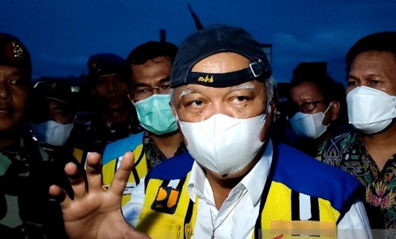 Naik Perahu Karet, Menteri PUPR Cek 3 Titik Tanggul Jebol di Pelabuhan Tanjung Emas