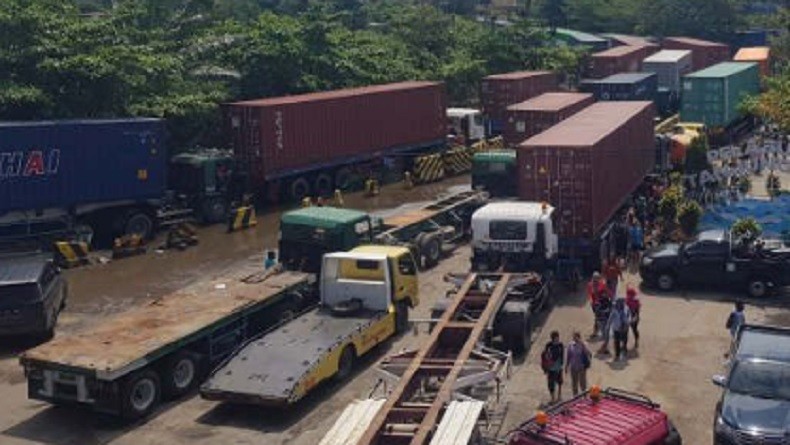 Penampakan Antrean Truk Mengular Menuju Pelabuhan Semarang Terdampak Banjir Rob