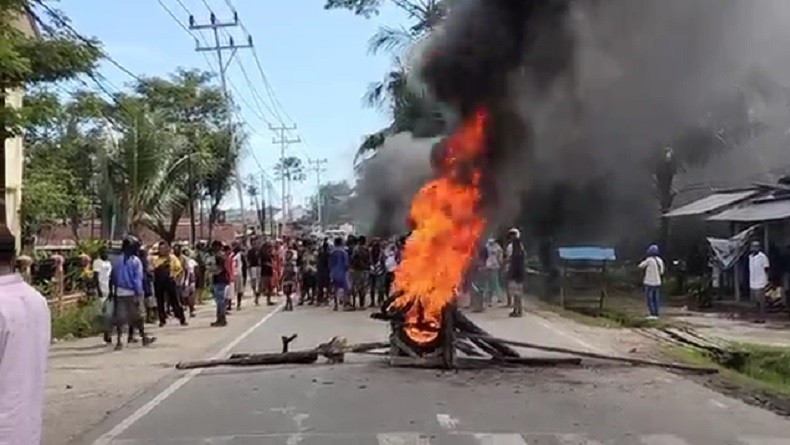 Blokade Jalan Rufei Sorong Papua Barat, Massa Bakar Ban dan Rusak Lapak Pedagang