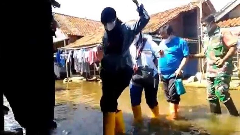 Petugas Kesehatan di Kendal Terjang Banjir untuk Obati Warga yang Terisolasi 