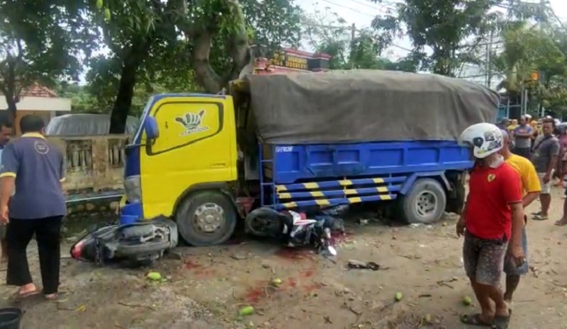 Bonceng Cucu Pulang Sekolah, Nenek di Lamongan Tewas Ditabrak Truk  