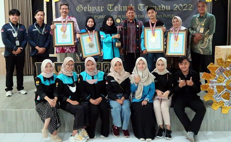  FT Unnes Cetak Rekor Batik Cap Motif Alam dari Limbah Mangrove Sepanjang 328,17 Meter