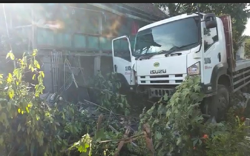  Sopir Ngantuk, Truk Semen Hantam Pagar Rumah Warga Muara Enim 