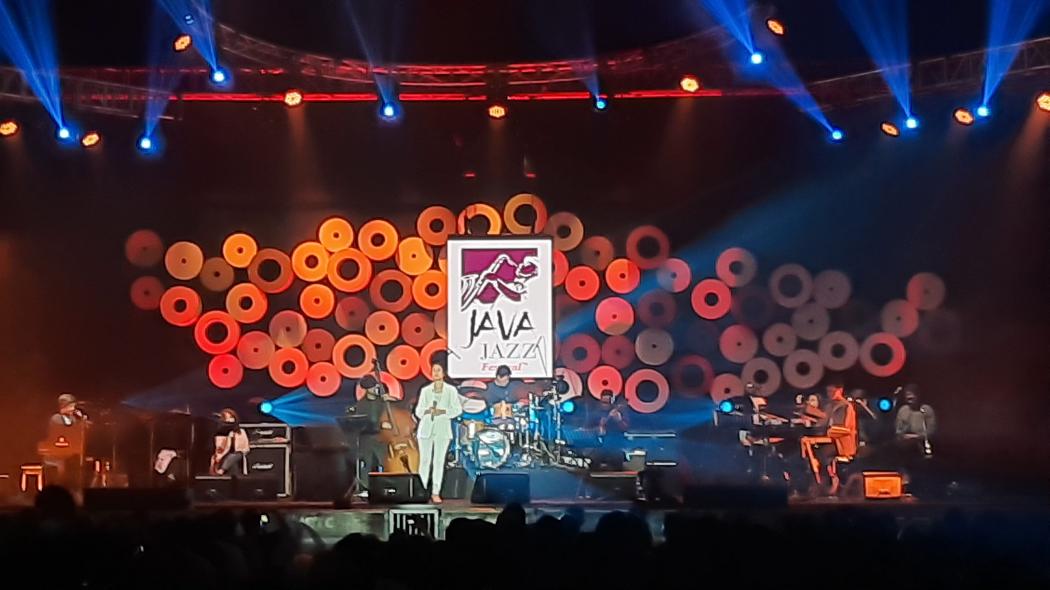 Usung Jazz Fusion, Candra Darusman Duet Bareng Sandhy Sondoro di Java Jazz Festival