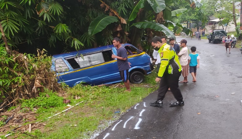 Ngeri, Angkot Bawa Pelajar Rem Blong lalu Terguling di Cibodas Sukabumi, 1 Tewas 5 Luka