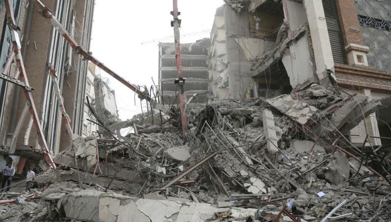 Demo Runtuhnya Gedung 10 Lantai yang Telan Korban Jiwa Ricuh, Polisi Lepaskan Tembakan dan Gas Air Mata