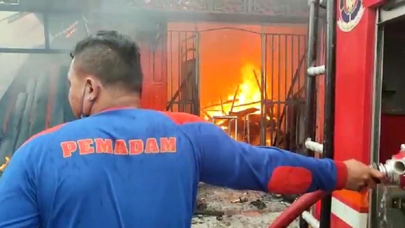 Kebakaran Hebat di Timika Papua Berawal saat Pemilik Kos Sedot Bensin Mobil sambil Merokok