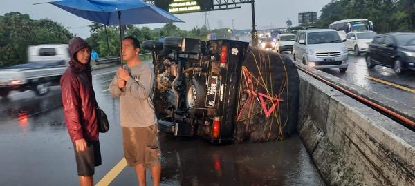 Kecelakaan di Tol Jagorawi, Mobil Pikap Terguling Dihantam Innova