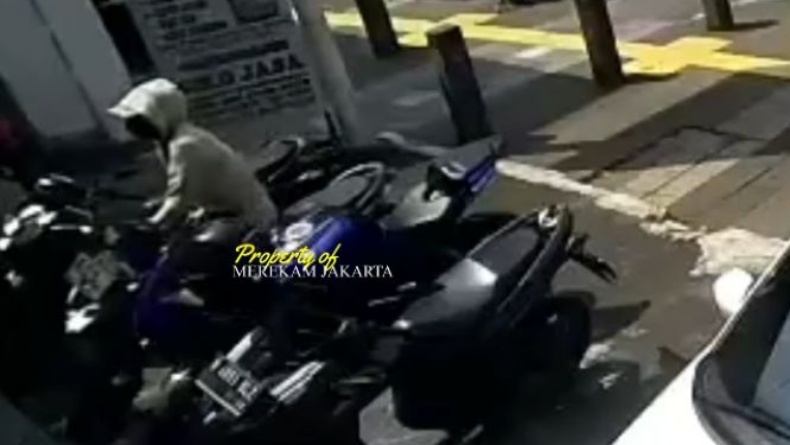 Viral! Maling Motor Beraksi di Kemang, Polisi Buru Pelaku