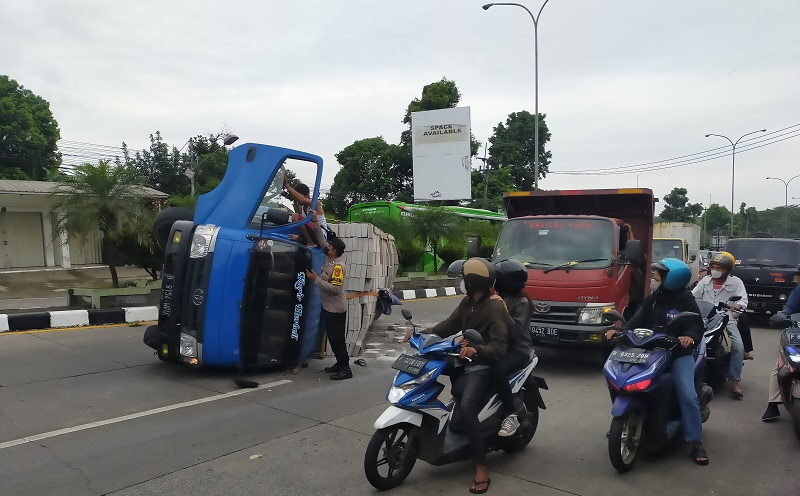 Truk Terguling di Bogor karena Tak Kuat Nanjak, Arus Lalu Lintas Macet