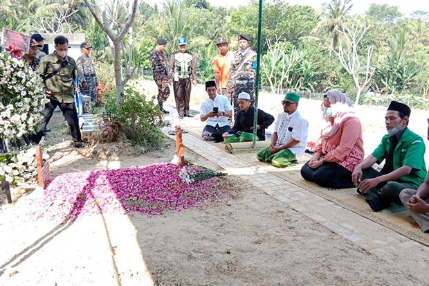  Sejumlah Tokoh Datang Berziarah ke Makam Buya Syafii Maarif