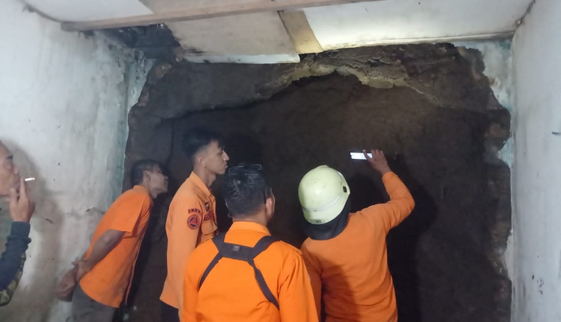 Dinding Kamar Jebol akibat Hujan Deras, Dua Warga Bogor Luka-Luka