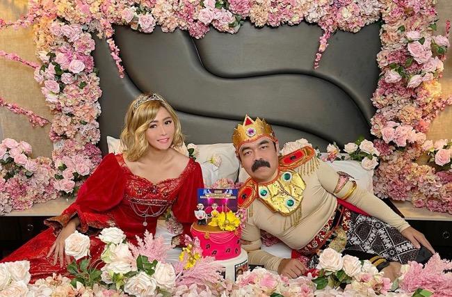 Inul Daratista dan Adam Susino bergaya ala Prince dan Princess, Rayakan Ultha Pernikahan ke-27