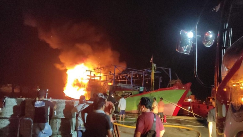 Kapal Terbakar di Muara Baru Jakut, 6 Mobil Damkar Dikerahkan