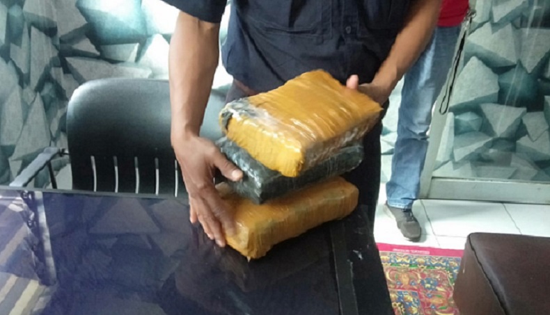 Warga Bogor Temukan Tiga Paket Diduga Ganja di Bawah Bangku