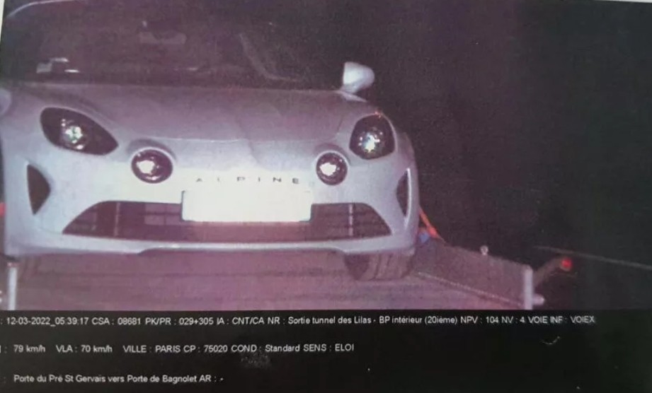 Lucu, Mobil Sport Ini Kena Tilang karena Truk Trailer yang Mengangkutnya Ngebut