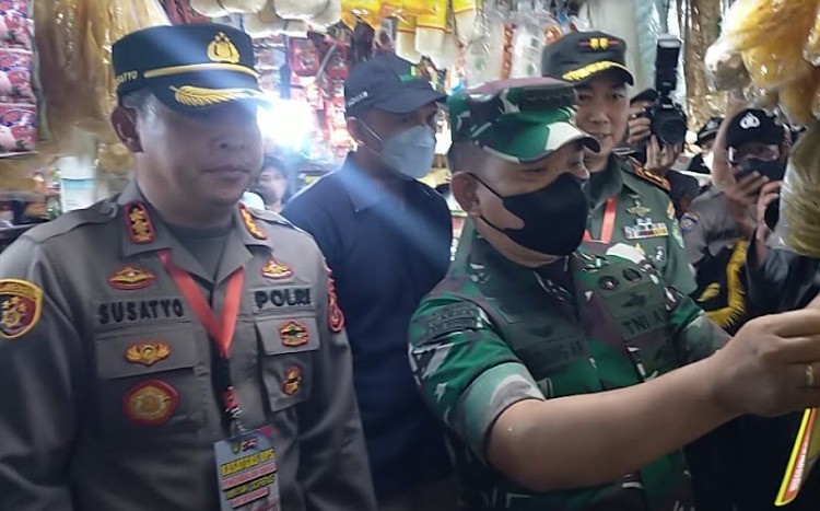 Jenderal Dudung Tinjau Harga Minyak Goreng di Pasar Anyar Kota Bogor