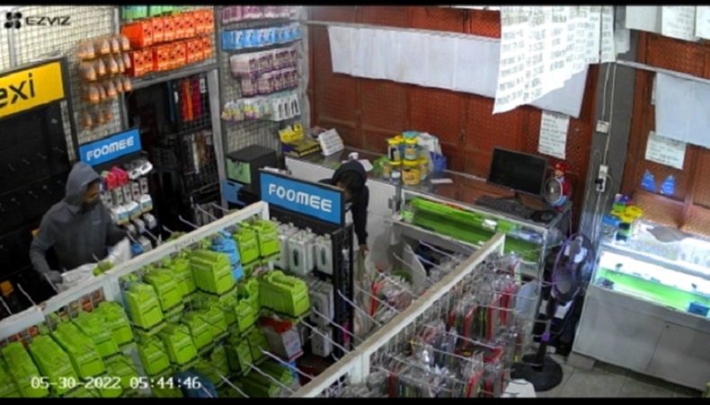 Bawa Karung, Maling Bobol Toko Aksesoris Ponsel di Bogor