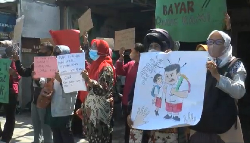Puluhan Guru Surabaya Geduruk Rumah eks Bendahara KPRI, Minta Rp2 Miliar Dikembalikan