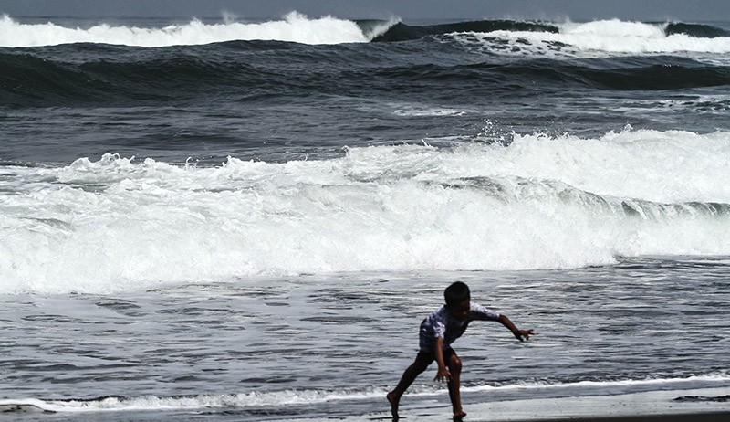BMKG Sebut Gelombang Sangat Tinggi hingga 6 Meter Berpotensi Landa Selatan Jawa Timur sampai NTT