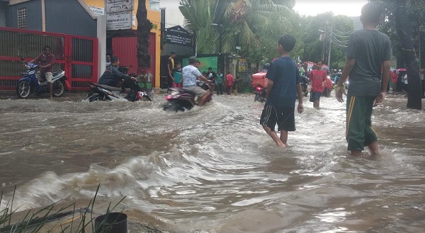 Hujan Deras 2 Jam, Sejumlah Wilayah di Ciracas Tergenang Banjir