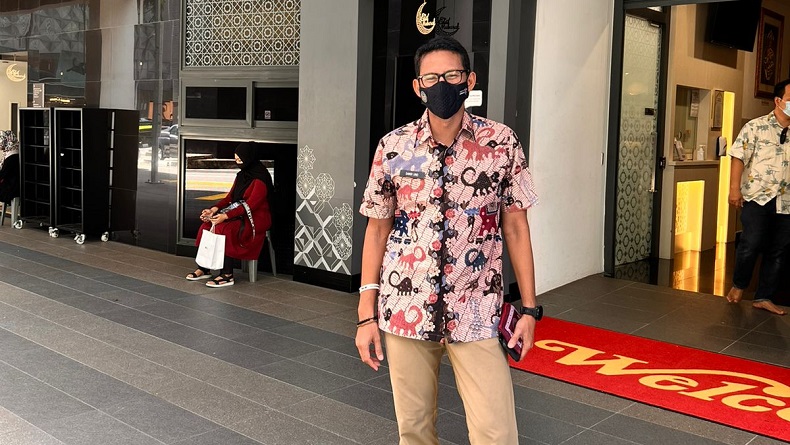 Salat di Masjid Al-Falah Singapura, Sandiaga Uno Kenang Pernikahan dengan Istri Tercinta