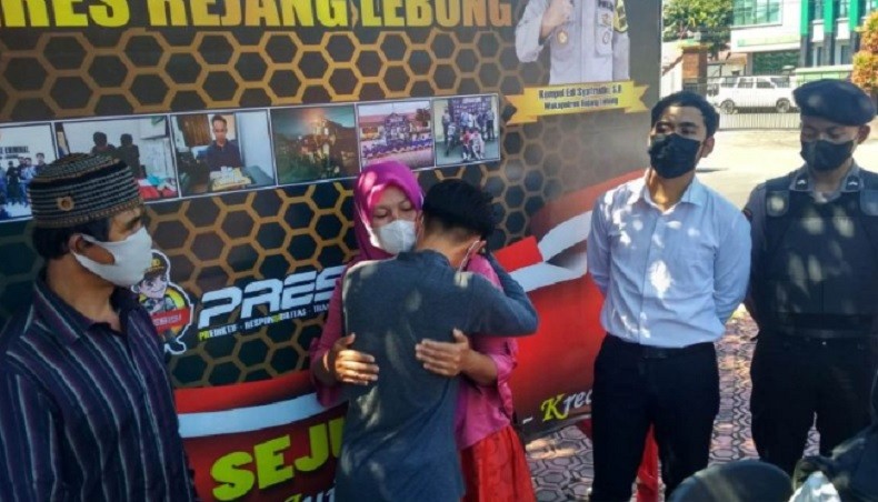 Pelajar Curi HP Ibu Kandung Dibebaskan, Sujud Minta Ampun di Hadapan Polisi 