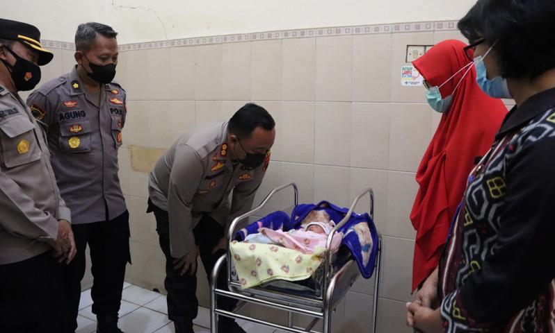 Demak Geger, Bayi Dalam Kardus Ditemukan Tergeletak di Bawah Pohon