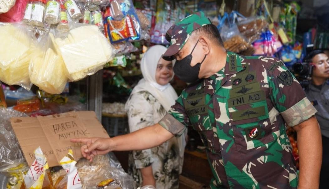 Pantau Harga Minyak Goreng, Jenderal Dudung Blusukan ke Pasar Kramat Jati