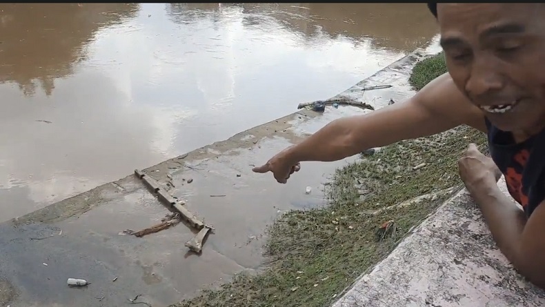 Warga Kampung Melayu Geger, Temukan Bayi Hidup di Tepi Sungai Ciliwung