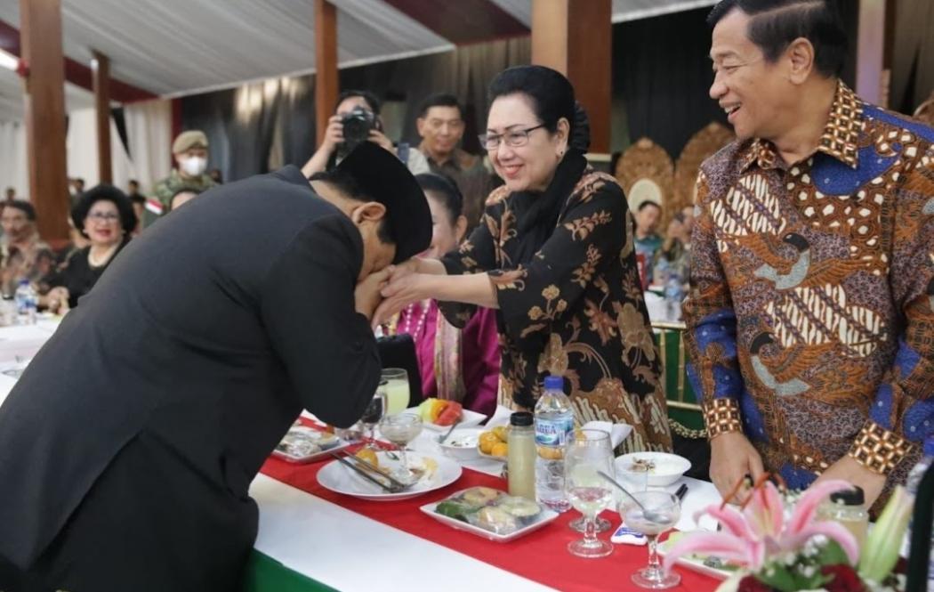 Haru, Prabowo Cium Tangan ke Istri Komandannya di Tahun 1990