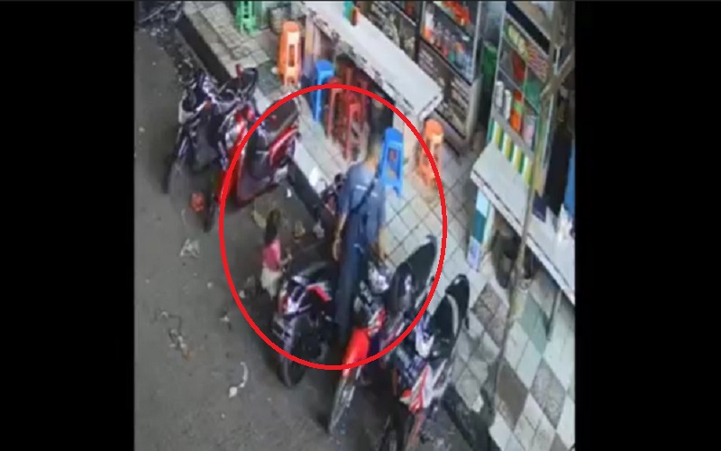 Ajak Anak Beli Susu, Ayah Ini Malah Curi HP di Parkiran Pasar 