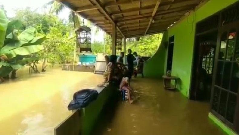 Dikepung Banjir, Warga Sejumlah Desa di Purworejo Memilih Bertahan di Rumah