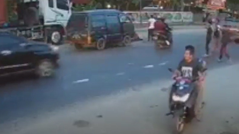 Detik-Detik Kecelakaan Maut Motor dengan Mobil di Asahan Terekam CCTV
