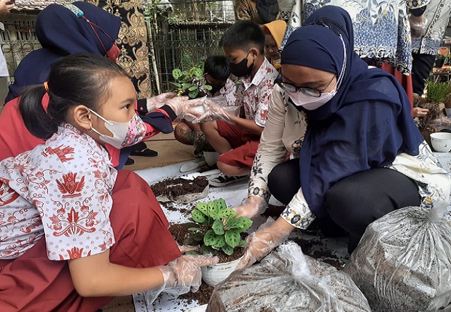 Peserta Antusias Ikut Kegiatan Menanam Pohon MNC Sekuritas Bersama MNC Peduli