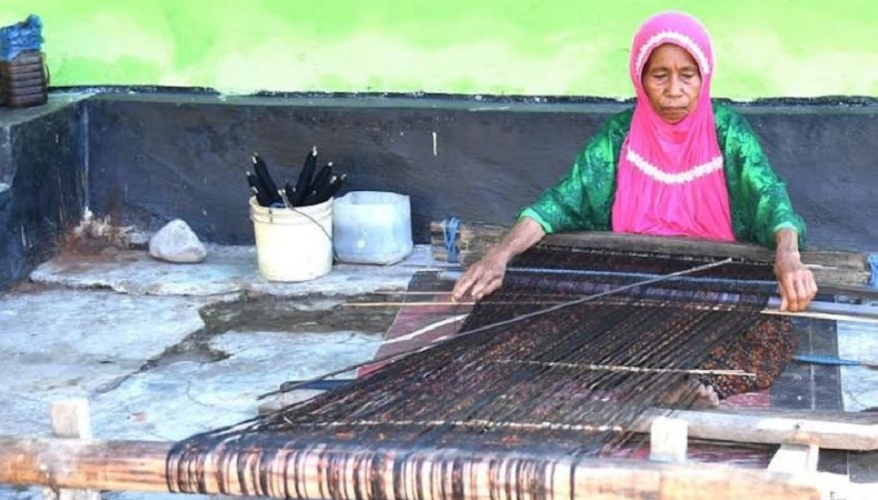 Kisah Nenek Sofia Beri Kain Tenun Khas Ende untuk Presiden Jokowi : Dipakai Ya Pak
